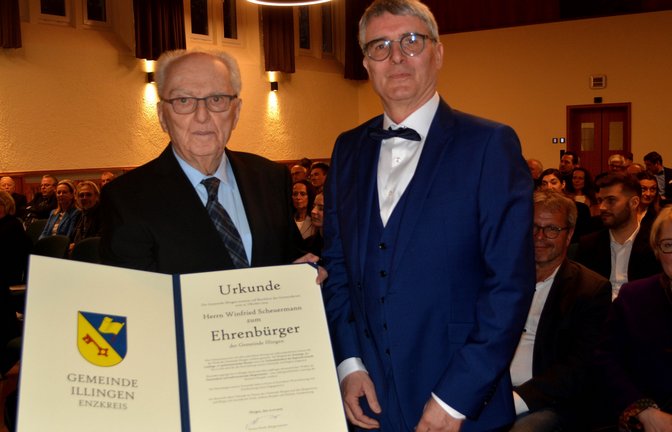 Hat sich die positive Lebenseinstellung bewahrt: Winfried Scheuermann (links). Bürgermeister Armin Pioch überreicht die Ehrenbürger-Urkunde.