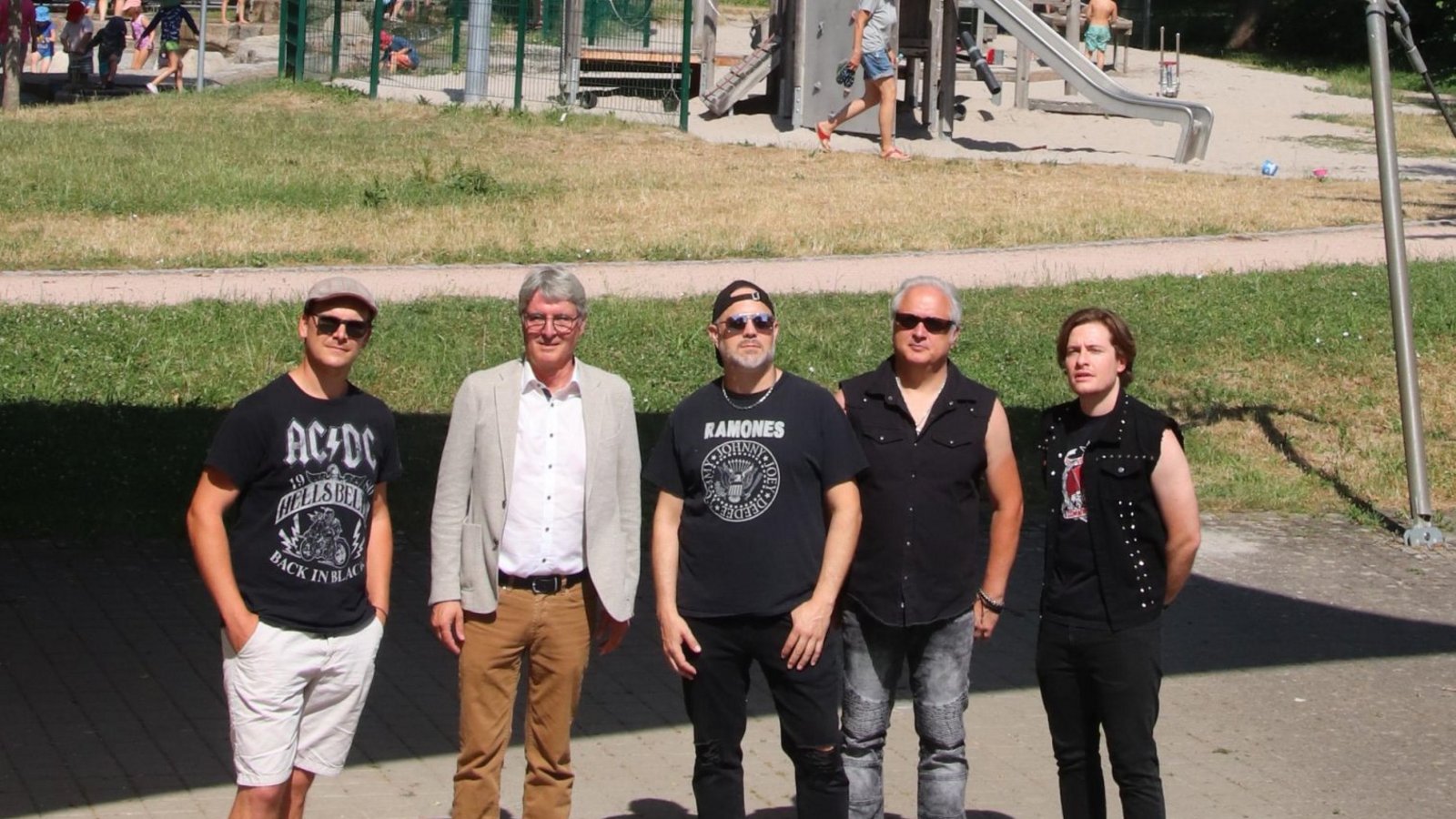 „Rock am Bach“ ist am Samstag in Illingen unter dem Sonnensegel wieder angesagt. Organisiert von Matze Gutstein (links). Bürgermeister Armin Pioch freut sich zusammen mit den Musikern (hier Akteure von Punch’N’Crunch) auf das Event. Foto: Arning „Rock am Bach“ ist am Samstag in Illingen unter dem Sonnensegel wieder angesagt. Organisiert von Matze Gutstein (links). Bürgermeister Armin Pioch freut sich zusammen mit den Musikern (hier Akteure von Punch’N’Crunch) auf das Event. Foto: Arning