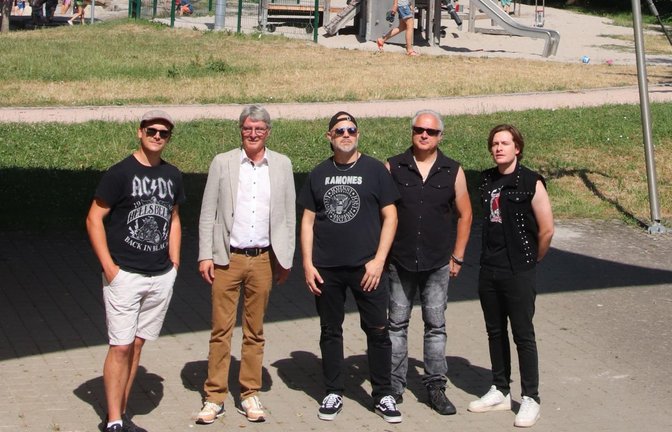 „Rock am Bach“ ist am Samstag in Illingen unter dem Sonnensegel wieder angesagt. Organisiert von Matze Gutstein (links). Bürgermeister Armin Pioch freut sich zusammen mit den Musikern (hier Akteure von Punch’N’Crunch) auf das Event. <span class='image-autor'>Foto: Arning</span>