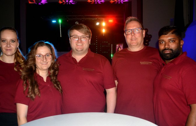 Sie freuen sich über eine gelungene Premiere (von links): Lisette Schrodt, Ann-Kathrin Kirschbaum, Jan Schrodt, Jochen Zehnder und Ara Sankar. <span class='image-autor'>Foto: Stahlfeld</span>