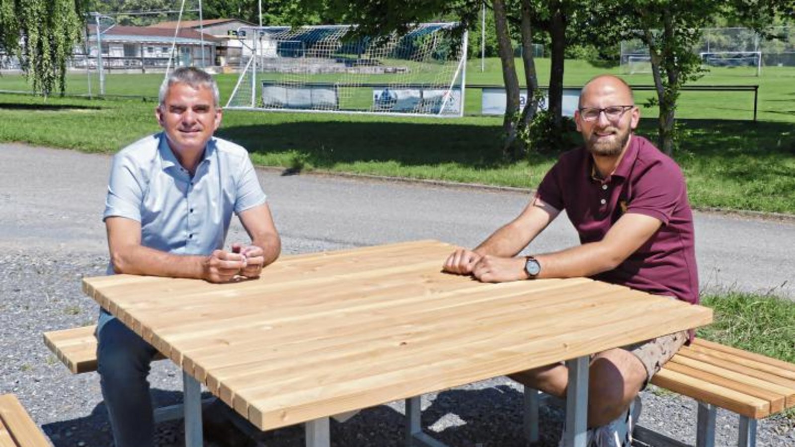 Bürgermeister Holger Albrich und Häfnerhaslachs Ortsvorsteher Valentin Stuber weihen die neue Sitzgruppe ein. Foto: p Bürgermeister Holger Albrich und Häfnerhaslachs Ortsvorsteher Valentin Stuber weihen die neue Sitzgruppe ein. Foto: p