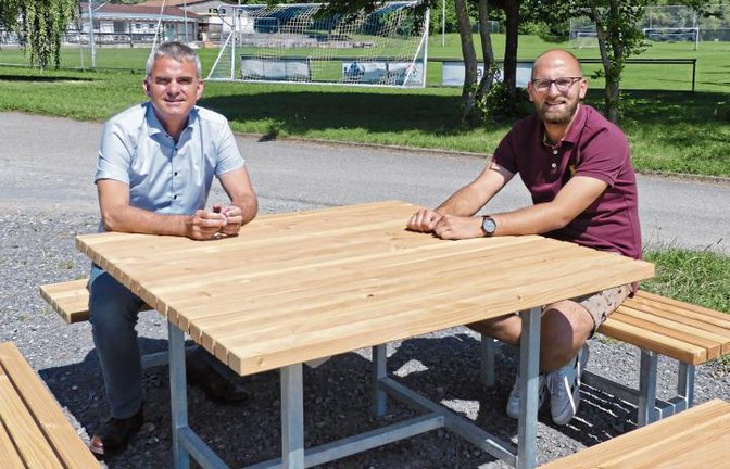 Bürgermeister Holger Albrich und Häfnerhaslachs Ortsvorsteher Valentin Stuber weihen die neue Sitzgruppe ein. Foto: p