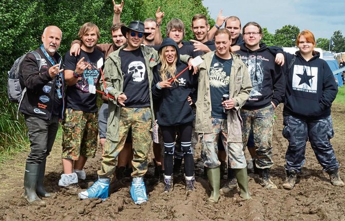 Die Sersheimer Gruppe musste mit dem Schlamm beim Wackener Festival kämpfen. Foto: p