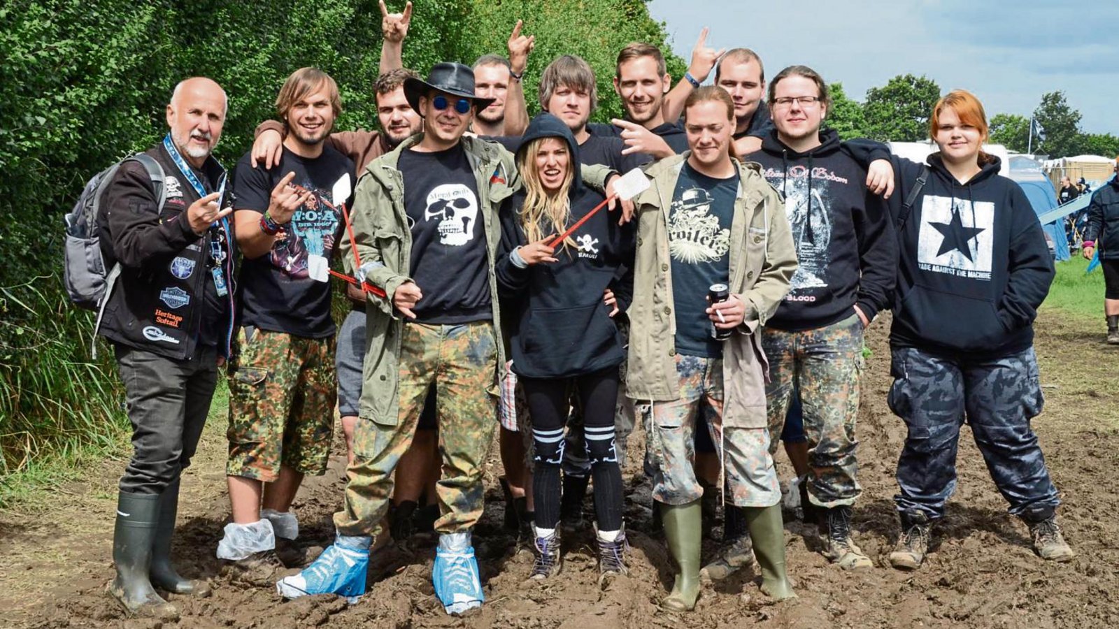 Die Sersheimer Gruppe musste mit dem Schlamm beim Wackener Festival kämpfen. Foto: p