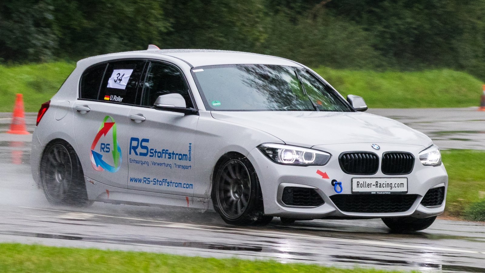 Mit seinem RS-BMW M140i xDrive trotzt Uwe Roller dem Regen. Foto: privat Mit seinem RS-BMW M140i xDrive trotzt Uwe Roller dem Regen. Foto: privat