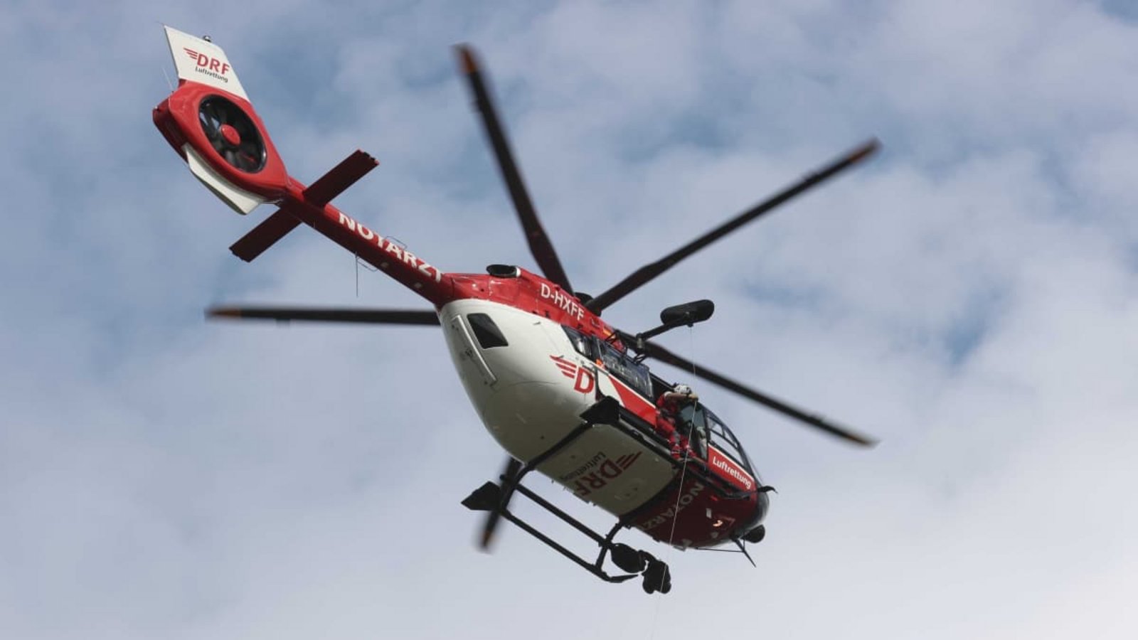 Ein Rettungshubschrauber war den Angaben zufolge bei der Unfallstelle gelandet. (Symbolbild)Bodo Schackow/dpa Ein Rettungshubschrauber war den Angaben zufolge bei der Unfallstelle gelandet. (Symbolbild)Bodo Schackow/dpa