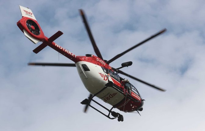 Ein Rettungshubschrauber war den Angaben zufolge bei der Unfallstelle gelandet. (Symbolbild)<span class='image-autor'>Bodo Schackow/dpa</span>