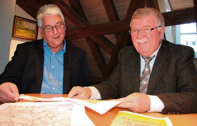 Peter Schäfer (links), Bürgermeister von Eberdingen, lässt sich von Ernst Kranich altes Kartenmaterial zeigen.  