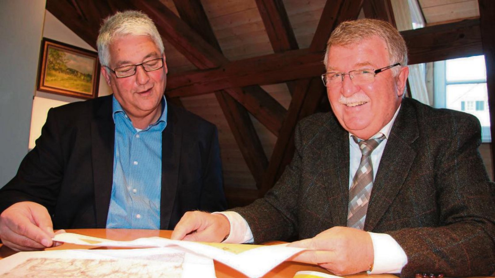 Peter Schäfer (links), Bürgermeister von Eberdingen, lässt sich von Ernst Kranich altes Kartenmaterial zeigen. Peter Schäfer (links), Bürgermeister von Eberdingen, lässt sich von Ernst Kranich altes Kartenmaterial zeigen.