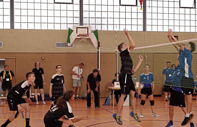 Fabian Bräuninger versucht, den Block zu überwinden. Theo Sparmann, Fabio Steinmassl und Fabienne Arnoldi (von links) sichern ab. Foto: privat