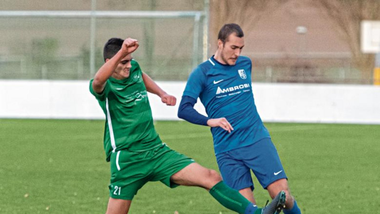 Kleinglattbachs Dominik Bahmer (links) versucht hier, seinem Bissinger Kontrahenten Vasilije Lekic den Ball abzunehmen. Unterm Strich war der TSV erfolgreich und gewann mit 4:0. Foto: Leitner Kleinglattbachs Dominik Bahmer (links) versucht hier, seinem Bissinger Kontrahenten Vasilije Lekic den Ball abzunehmen. Unterm Strich war der TSV erfolgreich und gewann mit 4:0. Foto: Leitner