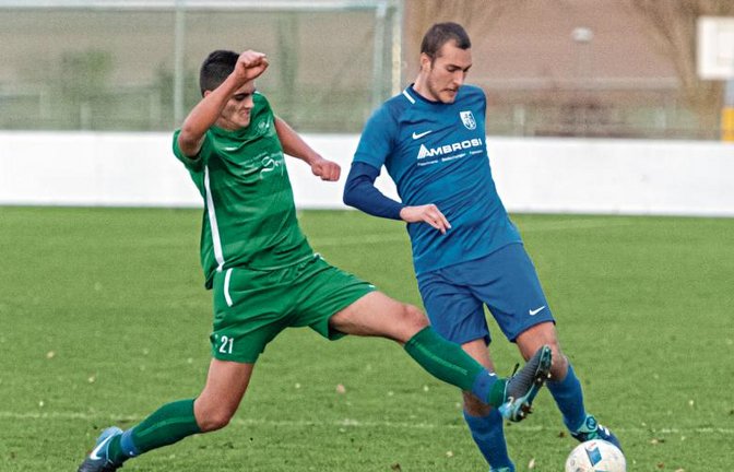 Kleinglattbachs Dominik Bahmer (links) versucht hier, seinem Bissinger Kontrahenten Vasilije Lekic den Ball abzunehmen. Unterm Strich war der TSV erfolgreich und gewann mit 4:0. Foto: Leitner