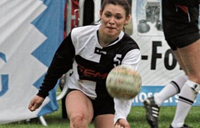 Die Angreiferinnen Stephanie Dannecker vom TSV Calw (links) und Sonja Pfrommer vom TSV Dennach sehen die brasilianischen Mannschaften im Vorteil. Fotos: Nachreiner