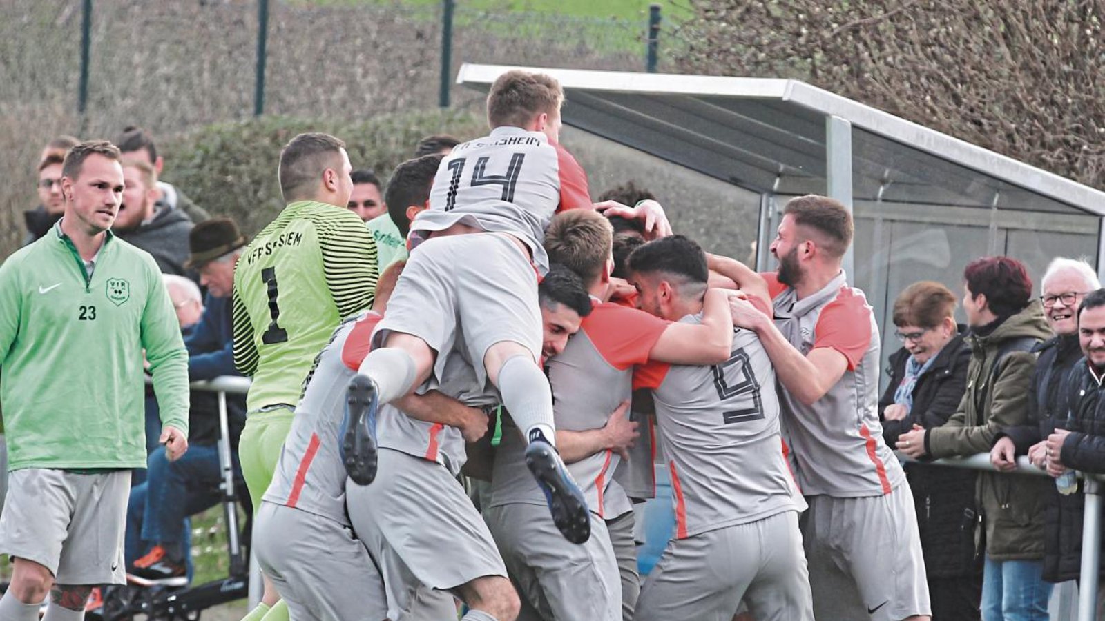 Der Jubel über das Siegtor im Duell mit einem der schärfsten Verfolger, der SpVgg Bissingen, kurz vor der Unterbrechung der Saison ist bei den Spielern des VfR Sersheim in Meisterfreude übergegangen. Das Team von Trainer Francesco Antonaci steigt als Erster der Kreisliga B 8 auf. Foto: Nachreiner Der Jubel über das Siegtor im Duell mit einem der schärfsten Verfolger, der SpVgg Bissingen, kurz vor der Unterbrechung der Saison ist bei den Spielern des VfR Sersheim in Meisterfreude übergegangen. Das Team von Trainer Francesco Antonaci steigt als Erster der Kreisliga B 8 auf. Foto: Nachreiner