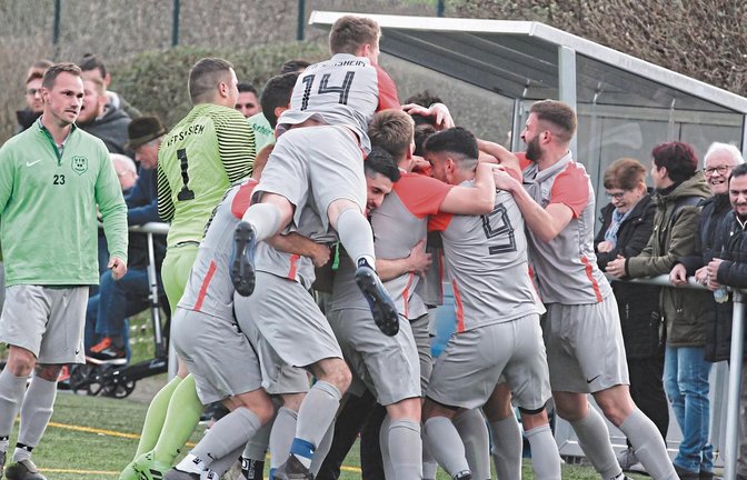Der Jubel über das Siegtor im Duell mit einem der schärfsten Verfolger, der SpVgg Bissingen, kurz vor der Unterbrechung der Saison ist bei den Spielern des VfR Sersheim in Meisterfreude übergegangen. Das Team von Trainer Francesco Antonaci steigt als Erster der Kreisliga B 8 auf. Foto: Nachreiner