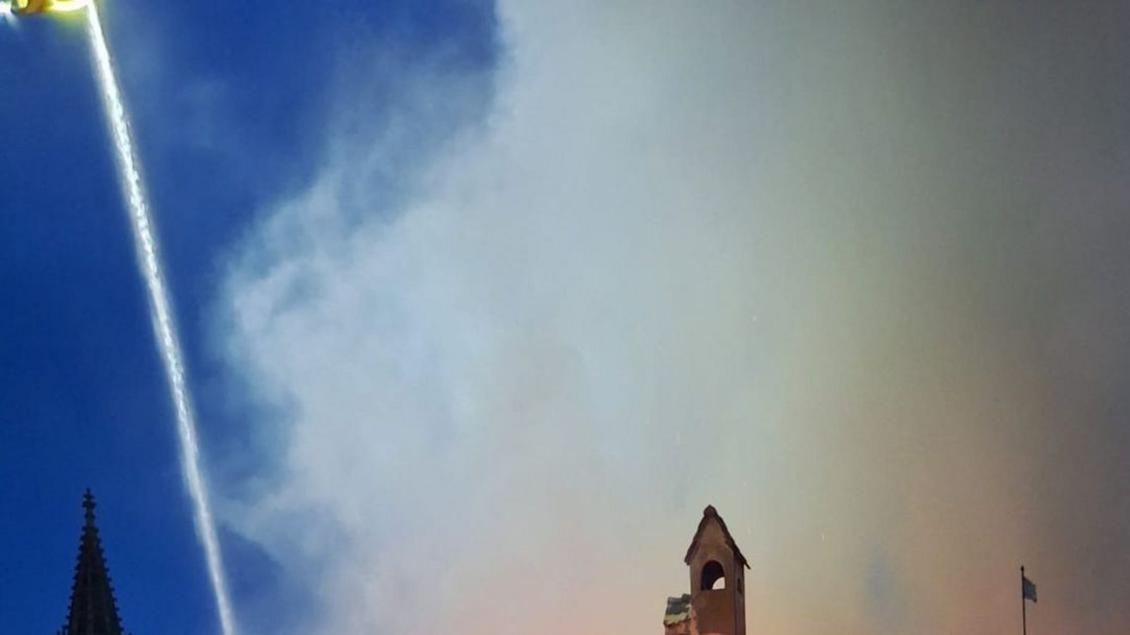 Der Dachstuhl steht im Vollbrand, links dahinter der Münsterturm.Foto: David Bruder Der Dachstuhl steht im Vollbrand, links dahinter der Münsterturm.Foto: David Bruder