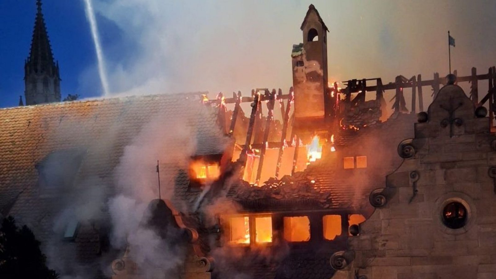 Der Dachstuhl steht im Vollbrand, links dahinter der Münsterturm.Foto: David Bruder
