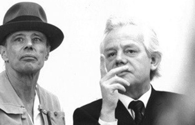 Peter Beye 1984 in der Neuen Staatsgalerie mit Star-Künstler Joseph Beuys (links)<span class='image-autor'>Foto: &nbsp;</span>