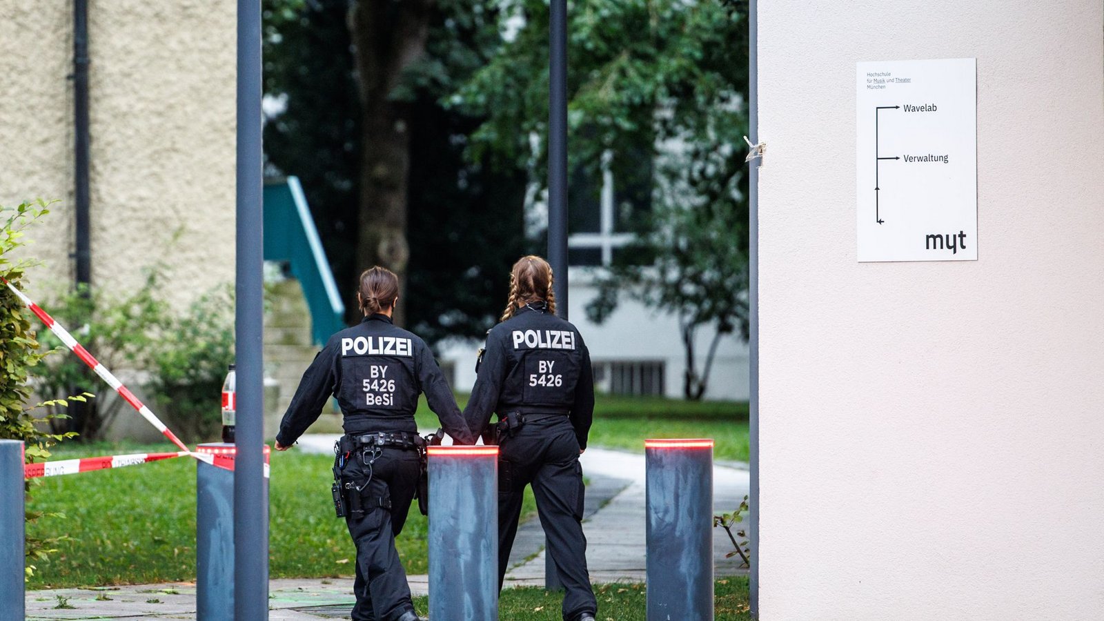 Zwei Polizistinnen patrouillieren am Morgen um das Israelische Generalkonsulat, während rechts die Ecke des Gebäudes zu sehen ist, an der es zum Schusswechsel zwischen dem Angreifer und der Polizei gekommen ist.Foto: dpa/Matthias Balk Zwei Polizistinnen patrouillieren am Morgen um das Israelische Generalkonsulat, während rechts die Ecke des Gebäudes zu sehen ist, an der es zum Schusswechsel zwischen dem Angreifer und der Polizei gekommen ist.Foto: dpa/Matthias Balk