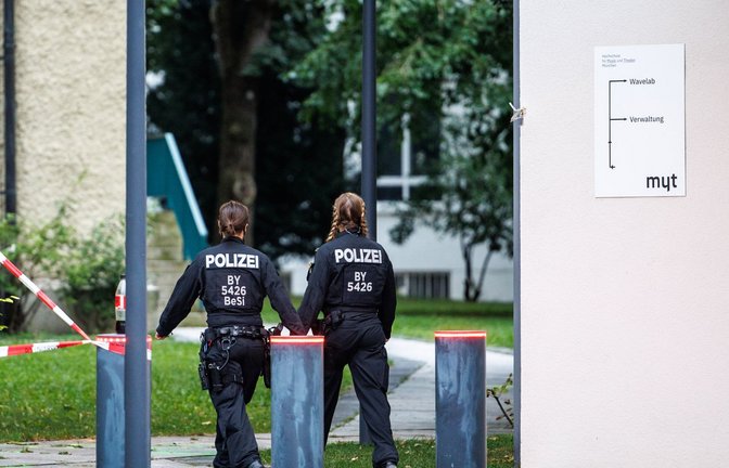 Zwei Polizistinnen patrouillieren am Morgen um das Israelische Generalkonsulat, während rechts die Ecke des Gebäudes zu sehen ist, an der es zum Schusswechsel zwischen dem Angreifer und der Polizei gekommen ist.<span class='image-autor'>Foto: dpa/Matthias Balk</span>