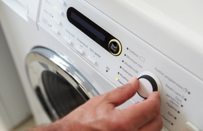 Bei der ersten Nutzung einer neuen Waschmaschine sollte diese leer laufen. Erfahren Sie hier, worauf Sie dabei achten müssen.<span class='image-autor'>Foto: Monkey Business Images / Shutterstock.com</span>