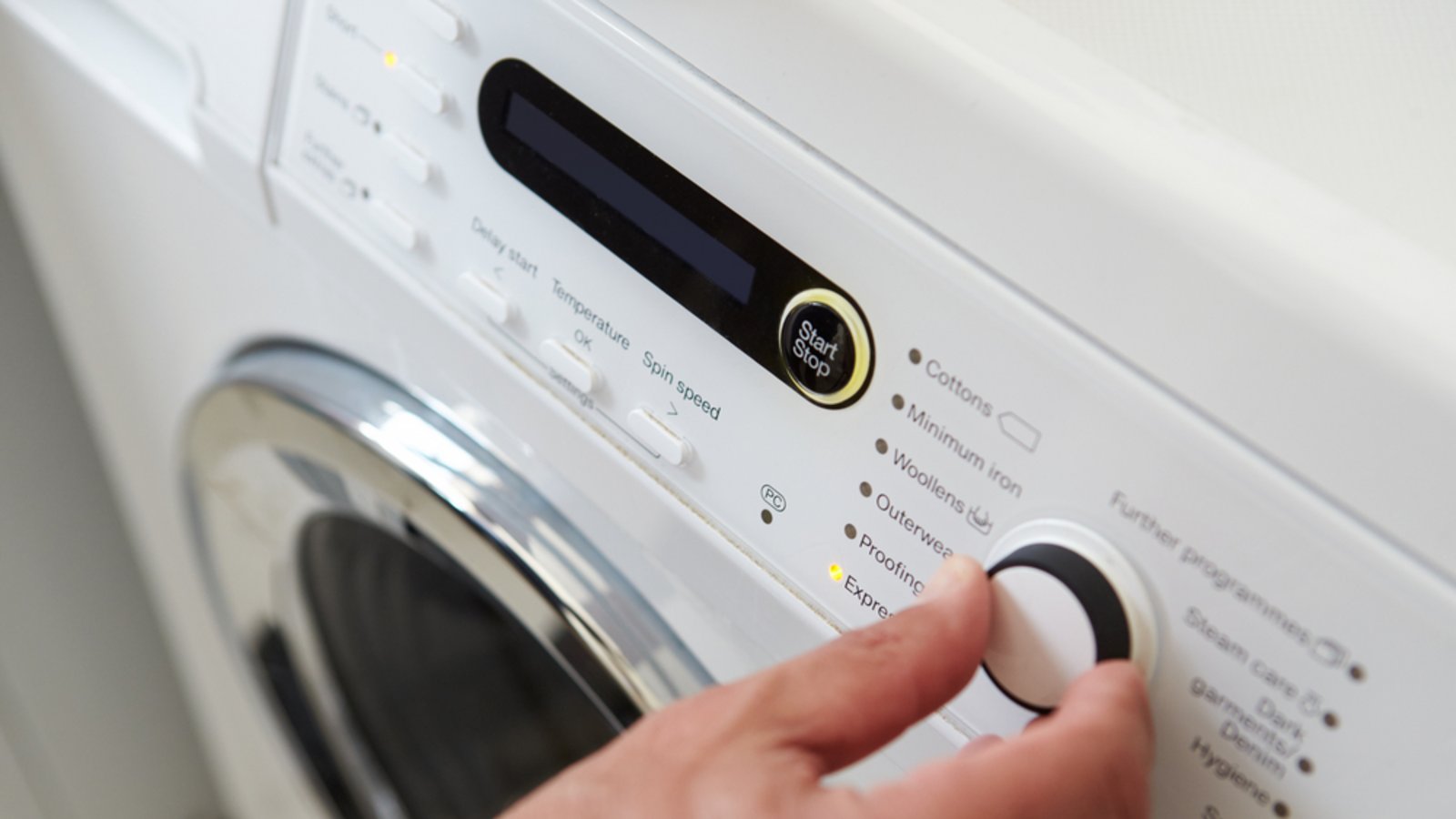 Bei der ersten Nutzung einer neuen Waschmaschine sollte diese leer laufen. Erfahren Sie hier, worauf Sie dabei achten müssen.Foto: Monkey Business Images / Shutterstock.com Bei der ersten Nutzung einer neuen Waschmaschine sollte diese leer laufen. Erfahren Sie hier, worauf Sie dabei achten müssen.Foto: Monkey Business Images / Shutterstock.com