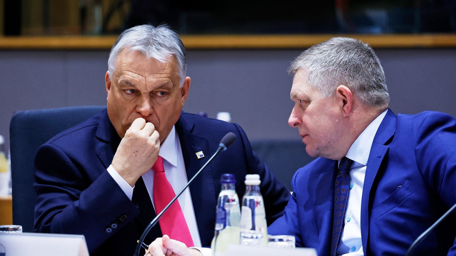 Ungarns Ministerpräsident Viktor Orban (l) und der slowakische Ministerpräsident Robert Fico blockierten gemeinsam die neuen EU-Sanktionen gegen Russland. (Archivbild)Foto: Omar Havana/AP/dpa