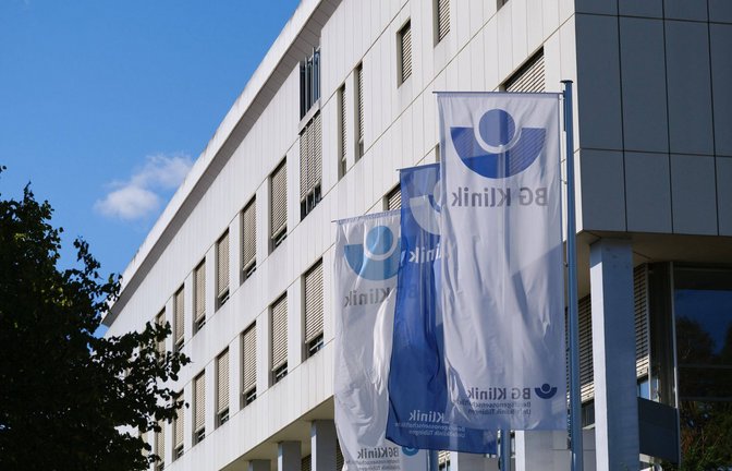 In der Unfallklinik in Tübingen wurden am Wochenende zwei Polizisten angegriffen und schwer verletzt (Symbolbild).<span class='image-autor'>Foto: imago images/Eibner</span>