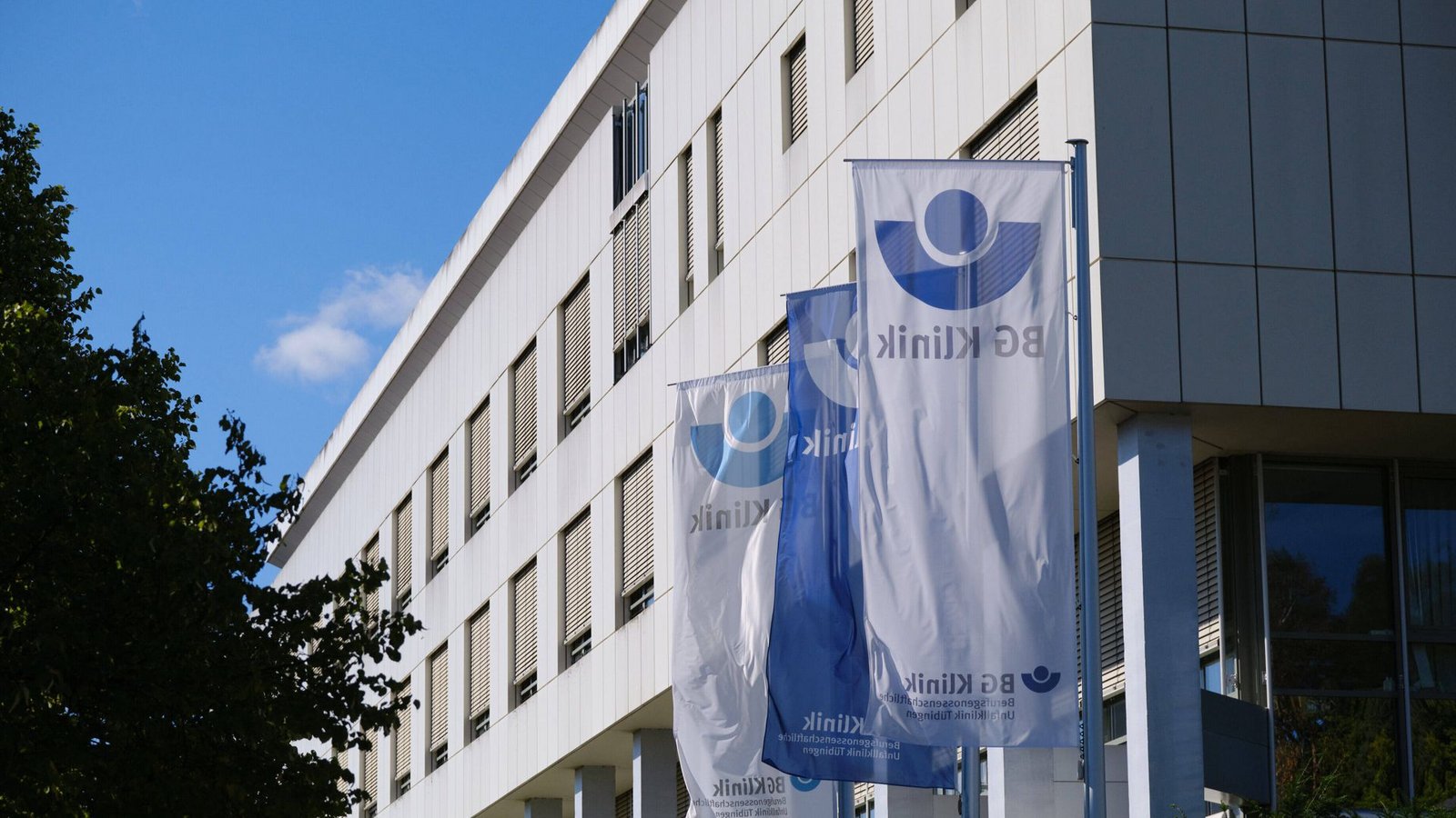 In der Unfallklinik in Tübingen wurden am Wochenende zwei Polizisten angegriffen und schwer verletzt (Symbolbild).Foto: imago images/Eibner