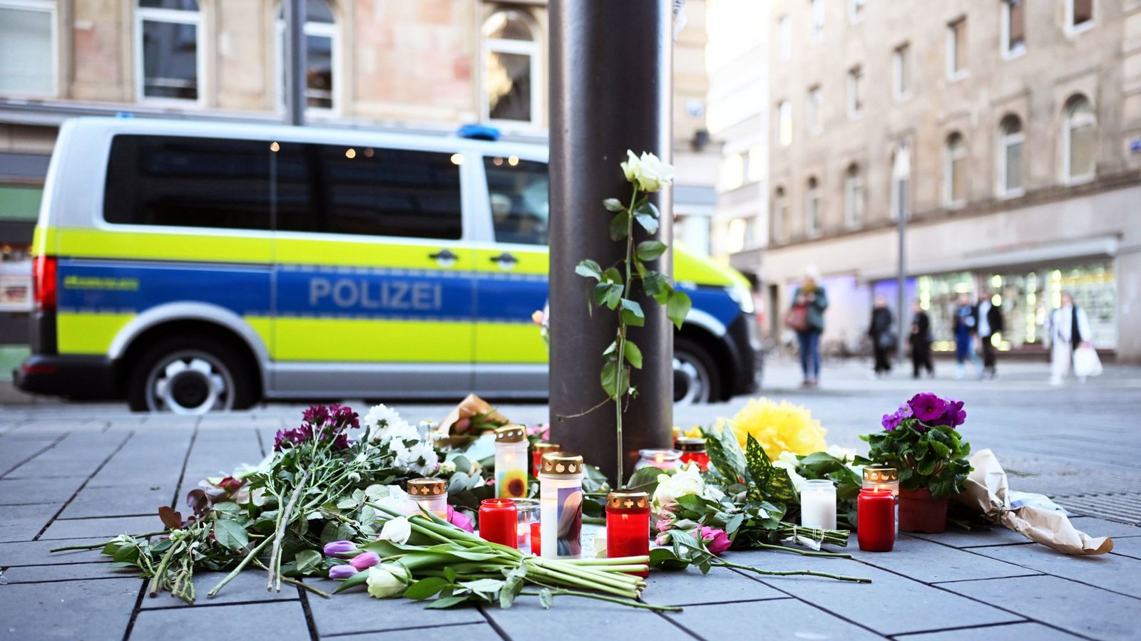 Trauerstelle in der Mannheimer Fußgängerzone. Was trieb den Täter an?Foto: dpa/Uli Deck Trauerstelle in der Mannheimer Fußgängerzone. Was trieb den Täter an?Foto: dpa/Uli Deck