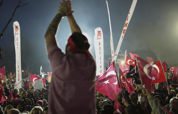 Die Proteste gegen die Verhaftung von Ekrem Imamoglu   gehen unvermindert weiter.<span class='image-autor'>Foto: dpa/Francisco Seco</span>