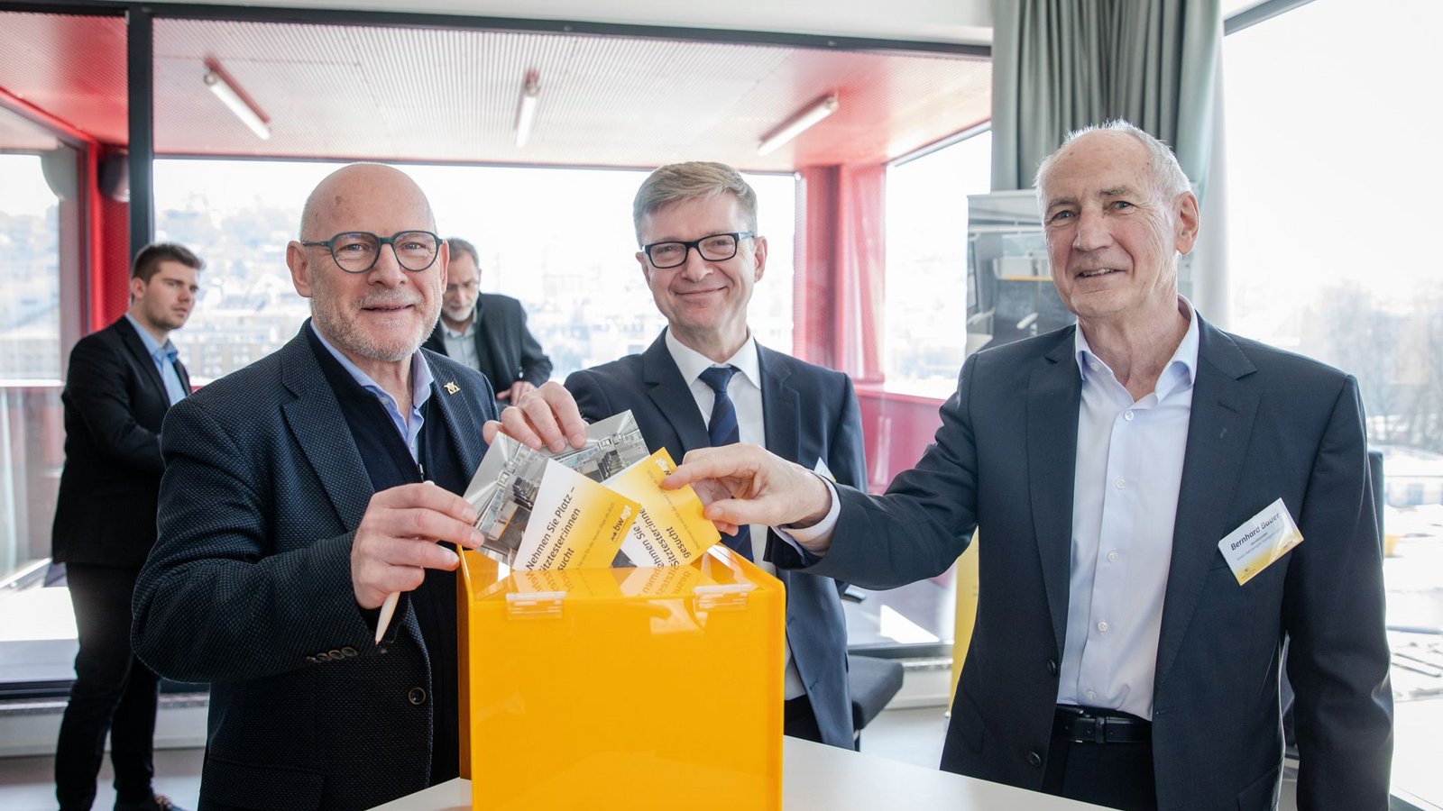 Winfried Hermann, Christoph Klaes und Bernhard Bauer (v.l.n.r.) gaben den Startschuss für das Probesitzen.Foto: Lichtgut/Christoph Schmidt