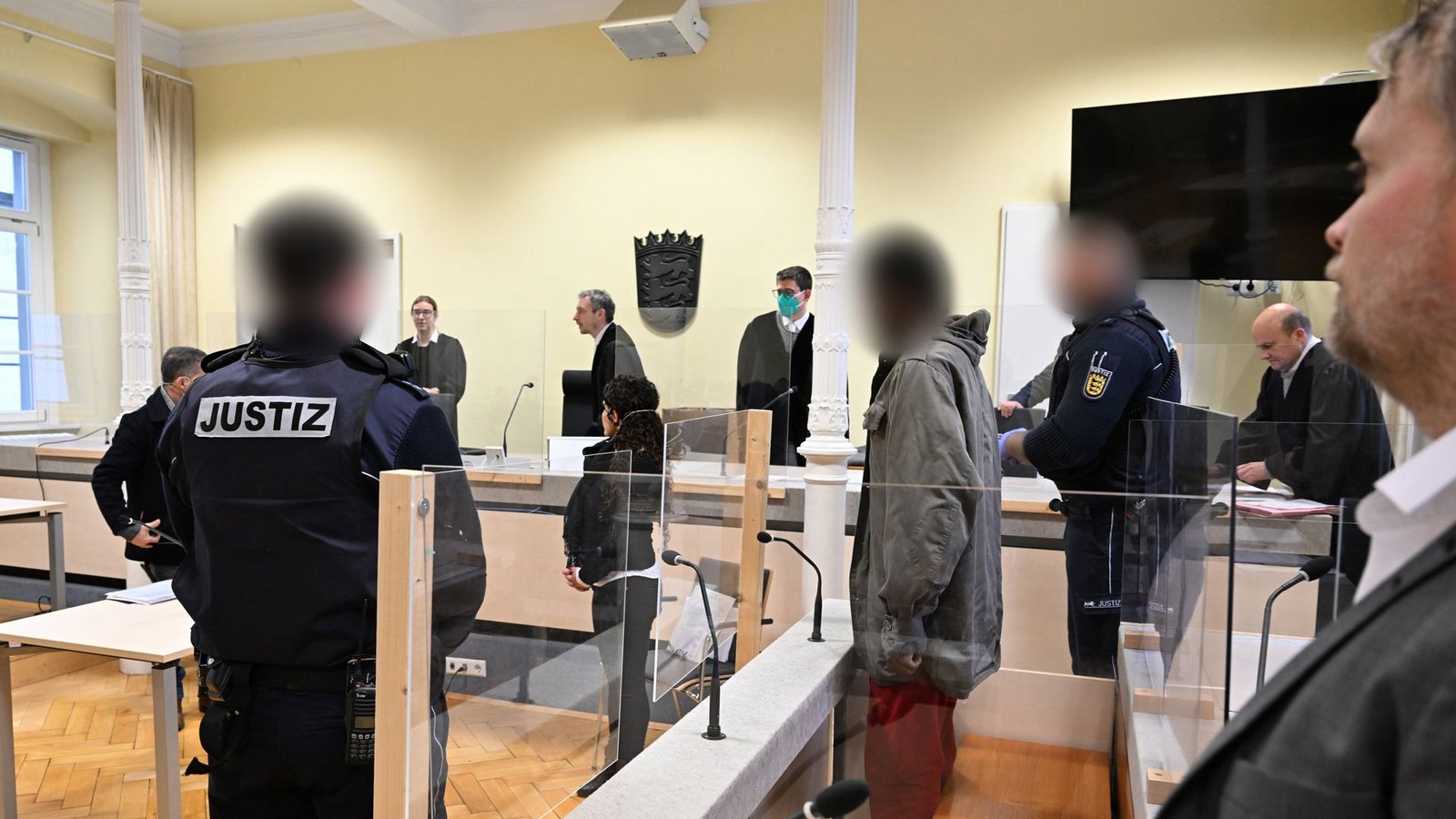 Der 32-jährige Angeklagte steht im Gerichtssaal, als das Schwurgericht den Saal betritt.Foto: dpa/Felix Kästle Der 32-jährige Angeklagte steht im Gerichtssaal, als das Schwurgericht den Saal betritt.Foto: dpa/Felix Kästle