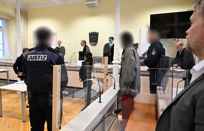 Der 32-jährige Angeklagte steht im Gerichtssaal, als das Schwurgericht den Saal betritt.<span class='image-autor'>Foto: dpa/Felix Kästle</span>