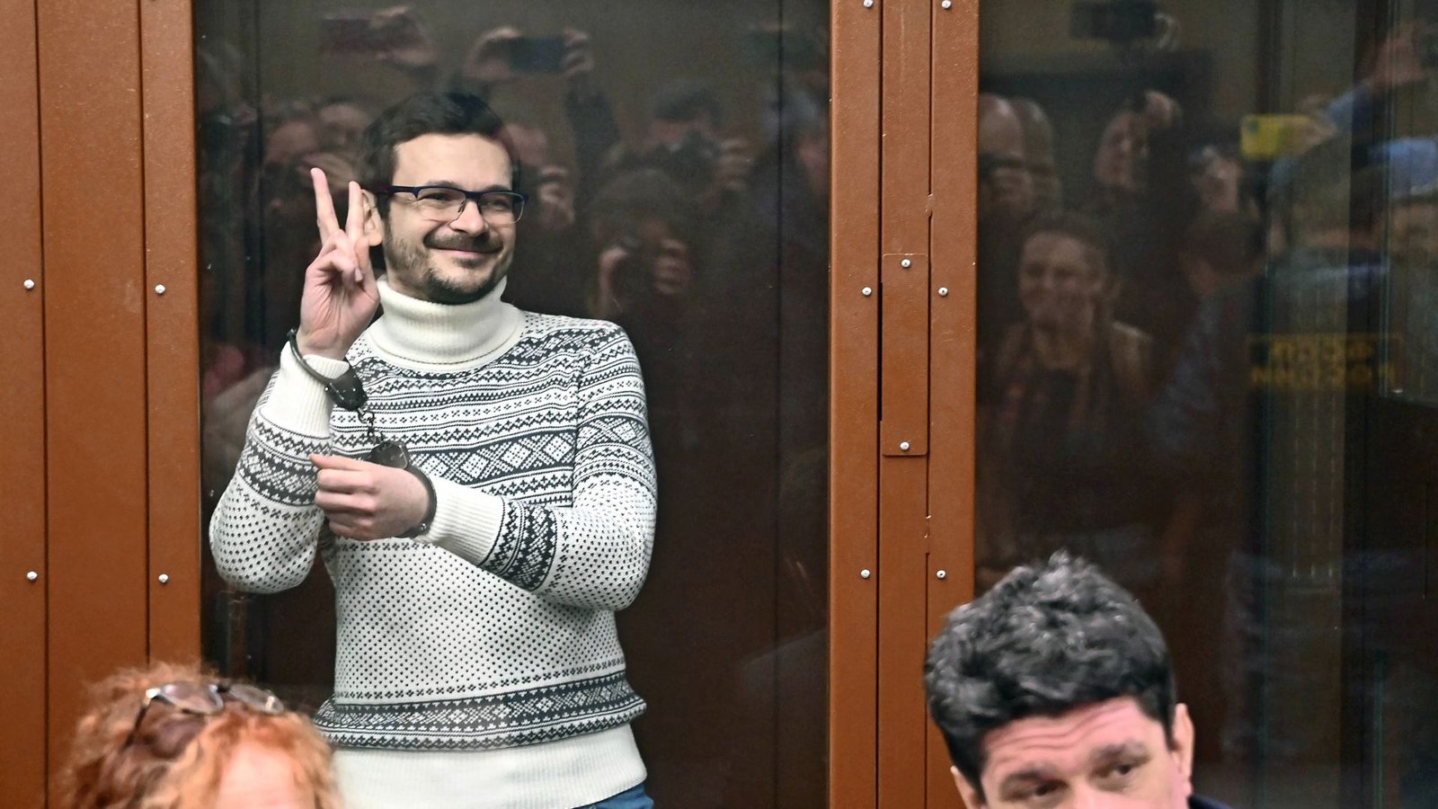 Victoryzeichen im Glaskäfig: Jaschin ist ein Ungebrochener.Foto: imago//Ilya Pitalev