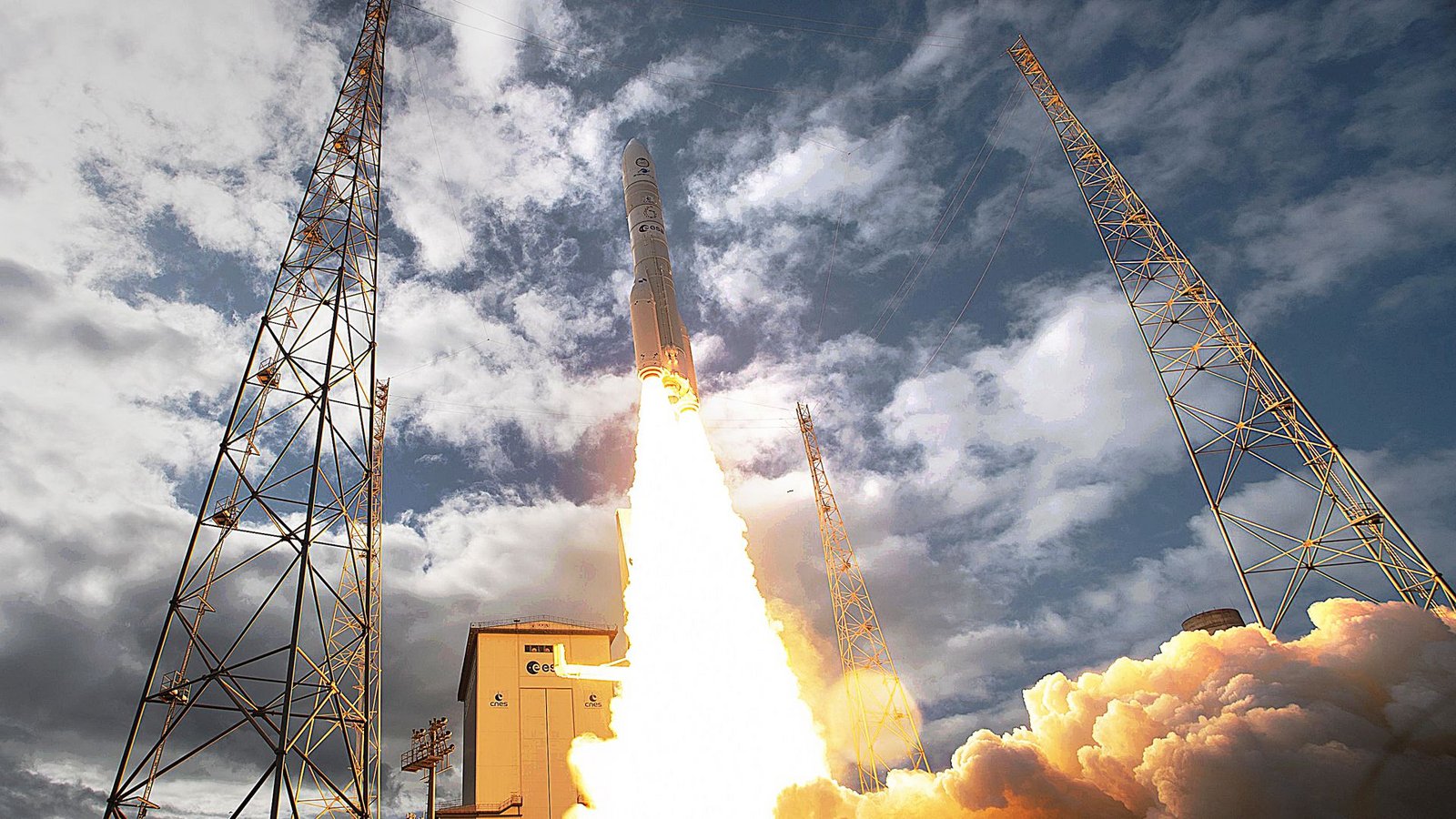 Die neue europäische Trägerrakete Ariane 6 ist im März am Weltraumbahnhof in Kourou in Französisch-Guayana erstmals für einen kommerziellen Flug ins All gestartetFoto: dpa/S. Corvaja