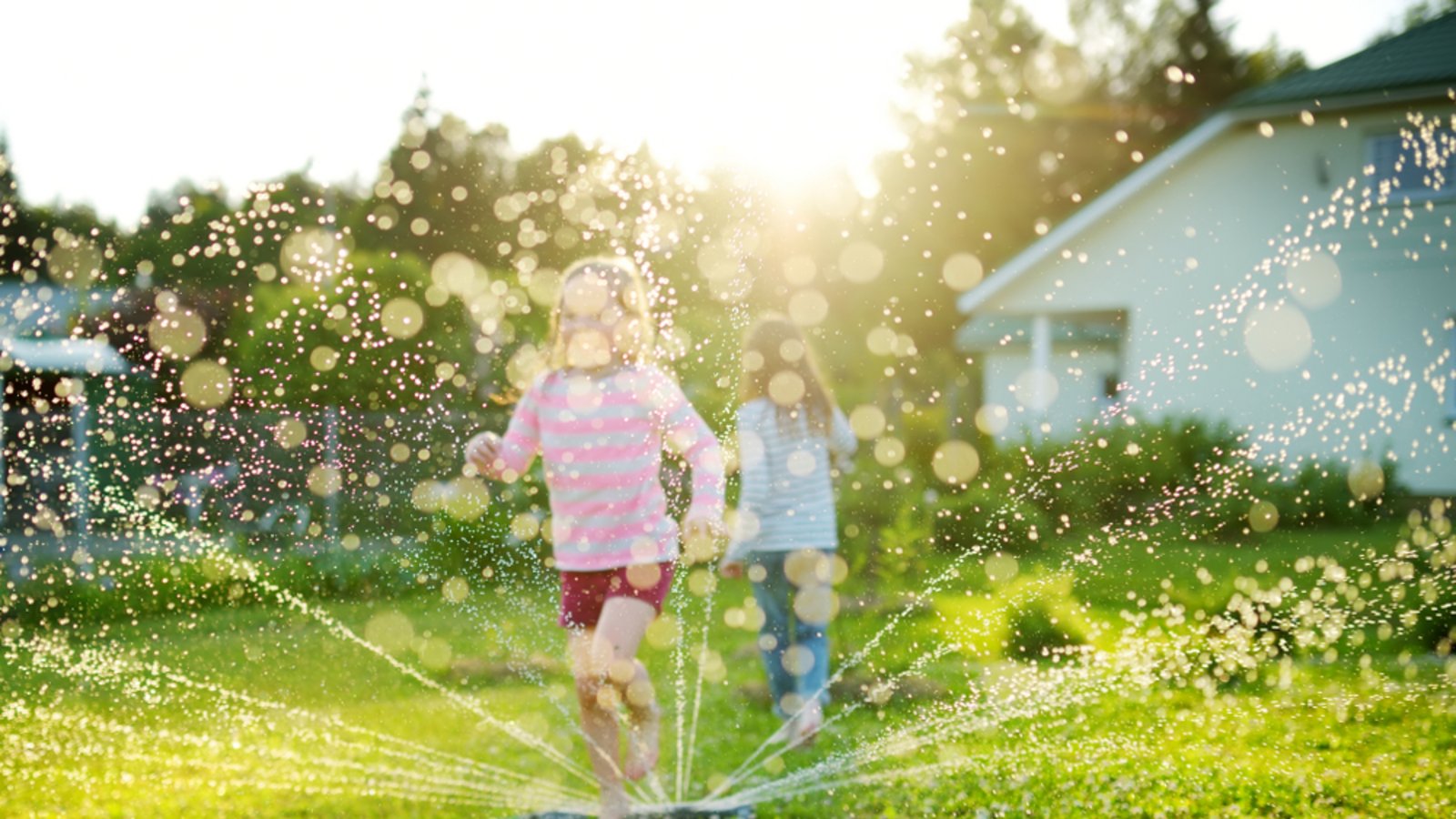 Hier finden Sie 25 Ideen, was Sie an heißen Tagen mit Kindern unternehmen können und worauf Kinder achten sollten.Foto: MNStudio / Shutterstock.com Hier finden Sie 25 Ideen, was Sie an heißen Tagen mit Kindern unternehmen können und worauf Kinder achten sollten.Foto: MNStudio / Shutterstock.com