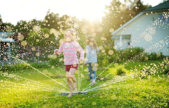 Hier finden Sie 25 Ideen, was Sie an heißen Tagen mit Kindern unternehmen können und worauf Kinder achten sollten.<span class='image-autor'>Foto: MNStudio / Shutterstock.com</span>