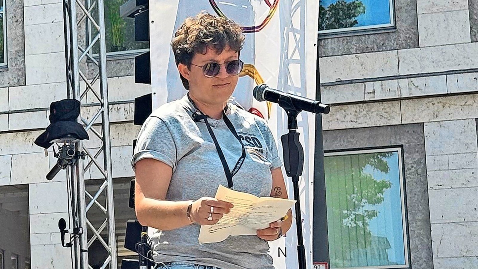 Betina Starzmann, Vorstandsmitglied der IG CSD Stuttgart, spricht am Sonntagnachmittag auf der Bühne in Stuttgart.Foto: Wallenfels Betina Starzmann, Vorstandsmitglied der IG CSD Stuttgart, spricht am Sonntagnachmittag auf der Bühne in Stuttgart.Foto: Wallenfels