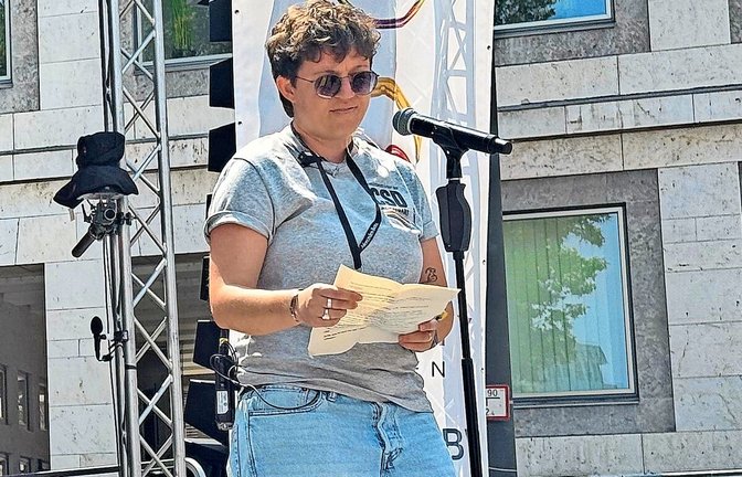Betina Starzmann, Vorstandsmitglied der IG CSD Stuttgart, spricht am Sonntagnachmittag auf der Bühne in Stuttgart.<span class='image-autor'>Foto: Wallenfels</span>