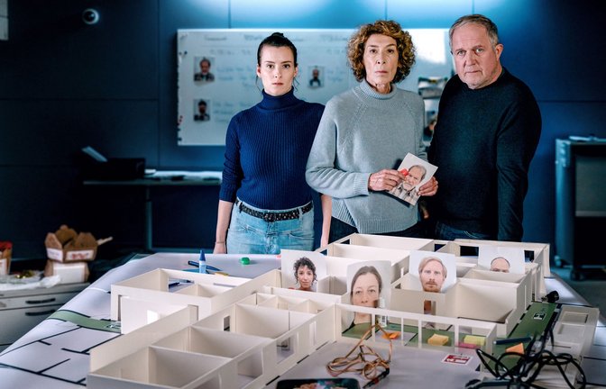 Dank eines 1-A-Architekturmodells können Meret Schande (Christina Scherrer), Bibi Fellner (Adele Neuhauser) und Moritz Eisner (Harald Krassnitzer, von links) die Abläufe am Tattag besser verstehen.<span class='image-autor'>Foto: ORF/Petro Domenigg</span>