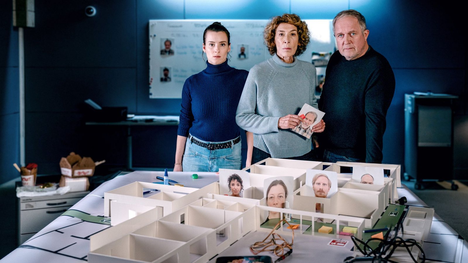Dank eines 1-A-Architekturmodells können Meret Schande (Christina Scherrer), Bibi Fellner (Adele Neuhauser) und Moritz Eisner (Harald Krassnitzer, von links) die Abläufe am Tattag besser verstehen.Foto: ORF/Petro Domenigg Dank eines 1-A-Architekturmodells können Meret Schande (Christina Scherrer), Bibi Fellner (Adele Neuhauser) und Moritz Eisner (Harald Krassnitzer, von links) die Abläufe am Tattag besser verstehen.Foto: ORF/Petro Domenigg