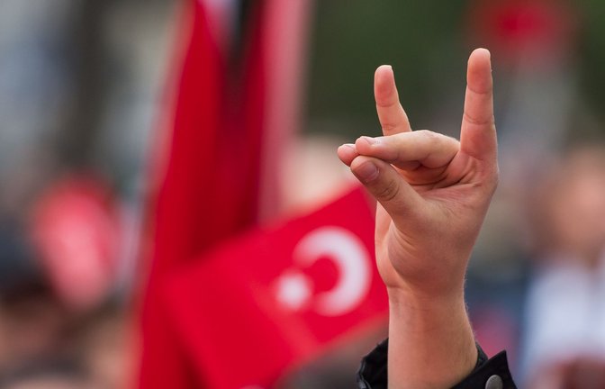Das Erkennungs- und Begrüßungszeichen der türkisch-rechtsextremistischen Grauen Wölfe.<span class='image-autor'>Foto: dpa/Peter Kneffel</span>