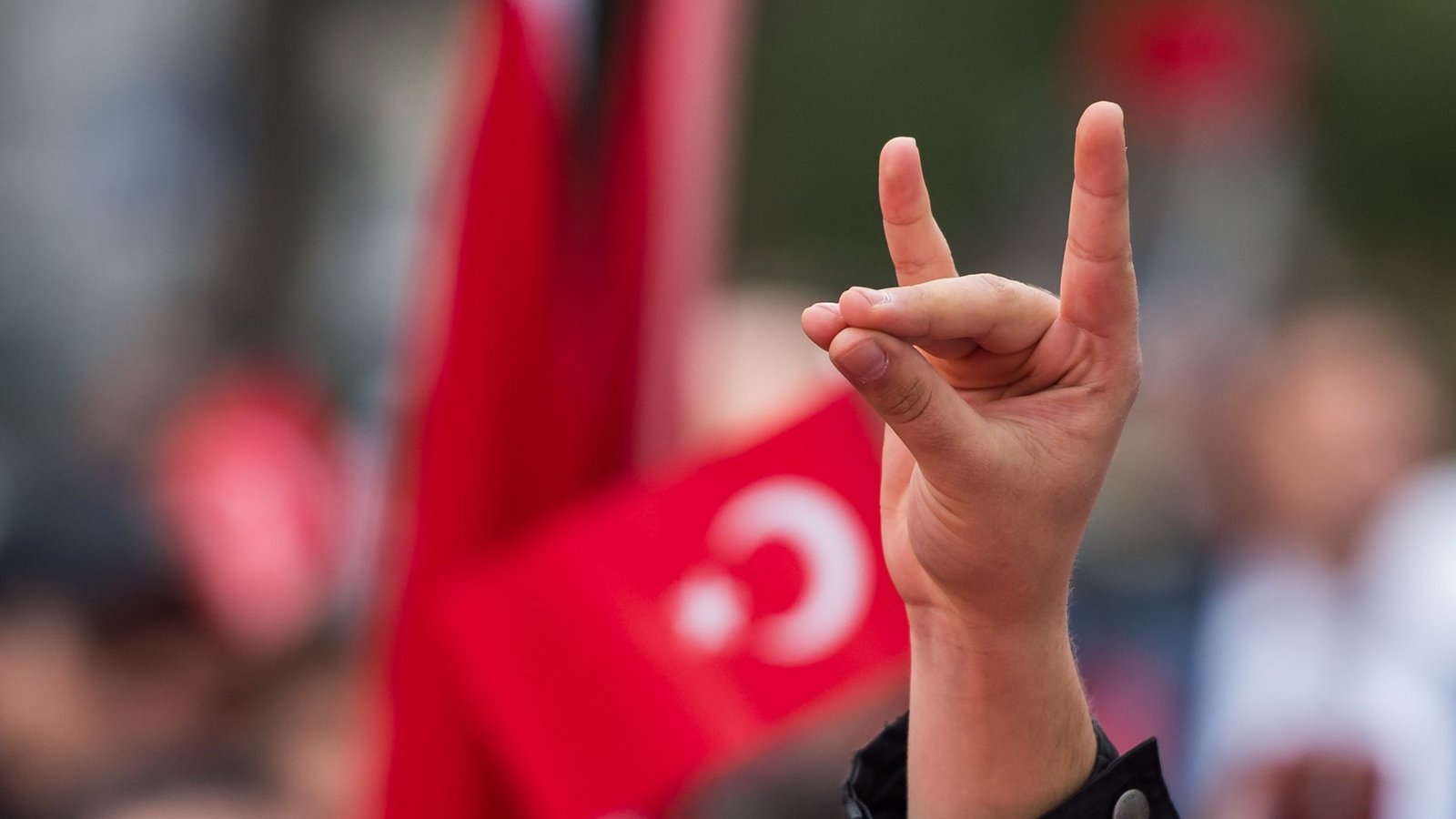 Das Erkennungs- und Begrüßungszeichen der türkisch-rechtsextremistischen Grauen Wölfe.Foto: dpa/Peter Kneffel