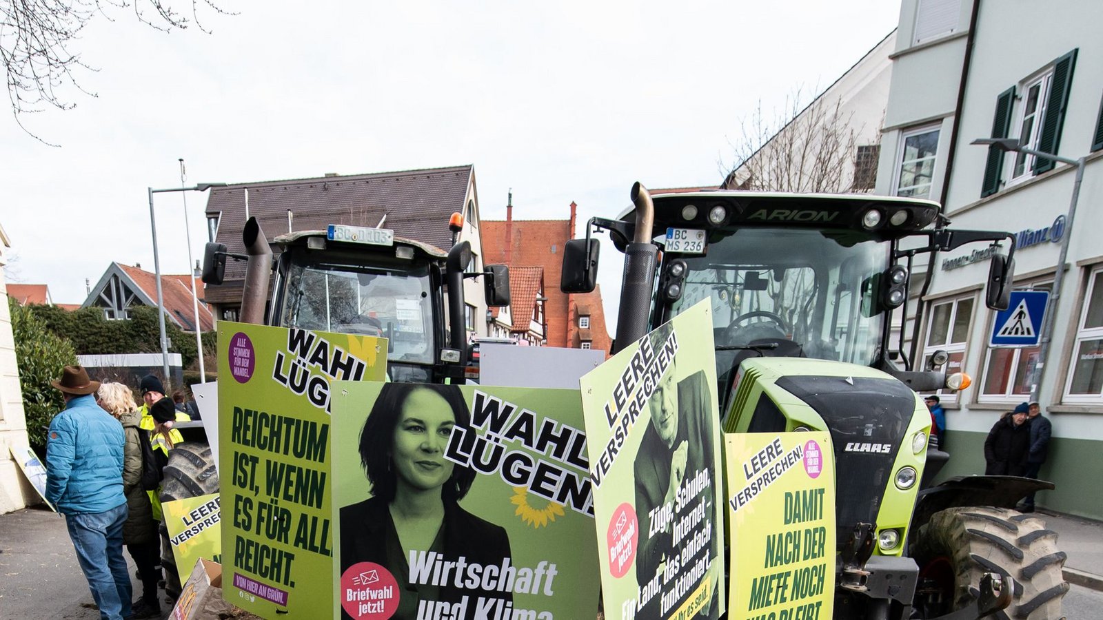 Wütende Landwirte, Handwerker und Fuhrunternehmer demonstrieren vor der Biberacher Stadthalle.Foto: dpa/Silas Stein Wütende Landwirte, Handwerker und Fuhrunternehmer demonstrieren vor der Biberacher Stadthalle.Foto: dpa/Silas Stein