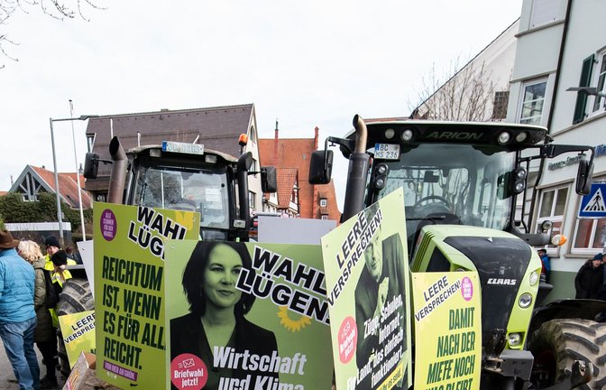Wütende Landwirte, Handwerker und Fuhrunternehmer demonstrieren vor der Biberacher Stadthalle.<span class='image-autor'>Foto: dpa/Silas Stein</span>
