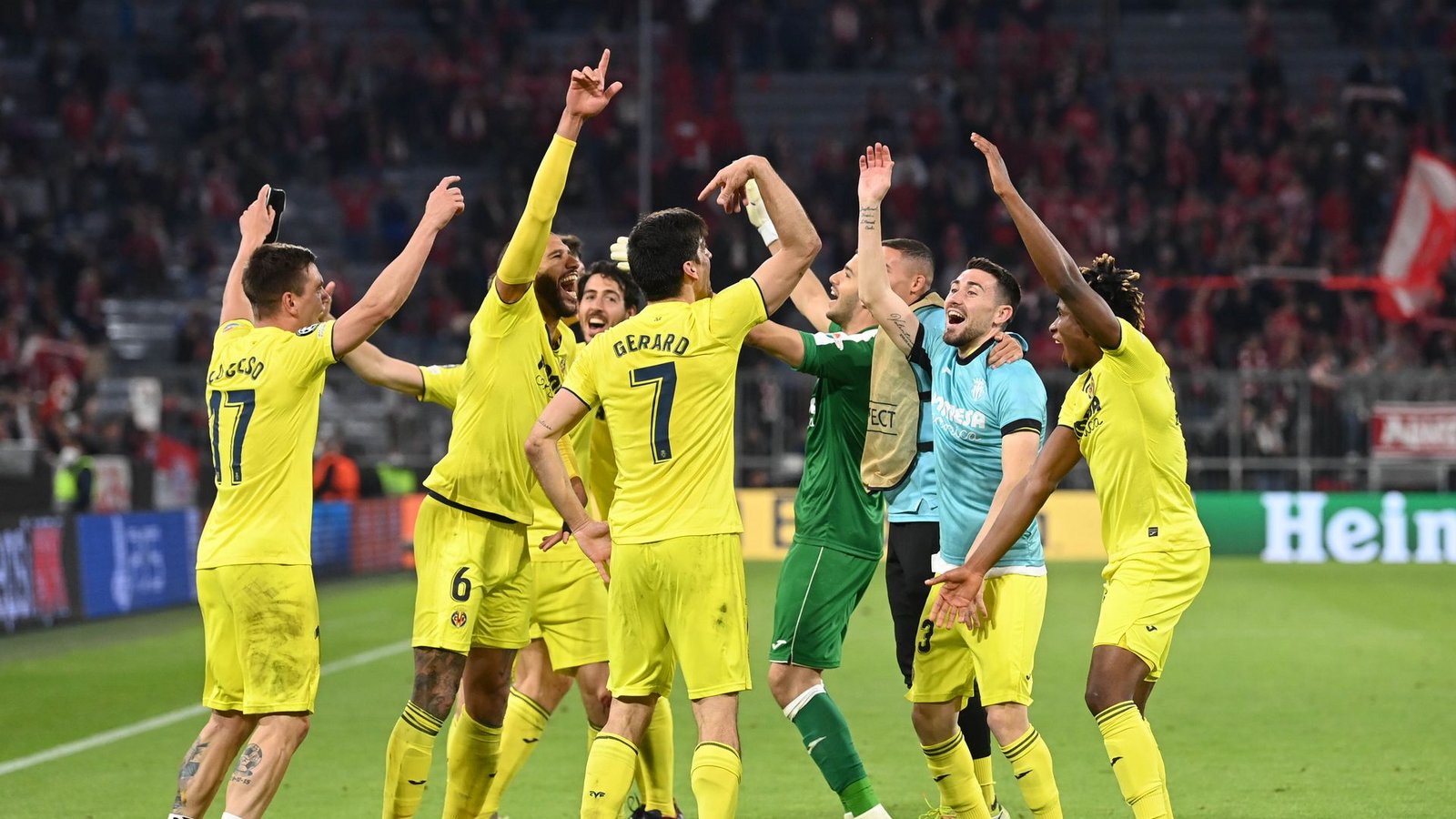 Der FC Villarreal hat Bayern München im Viertelfinale besiegt: Die Spieler feiern den Erfolg.Foto: Sven Hoppe/dpa