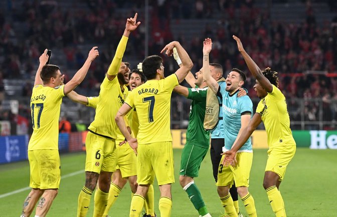 Der FC Villarreal hat Bayern München im Viertelfinale besiegt: Die Spieler feiern den Erfolg.<span class='image-autor'>Foto: Sven Hoppe/dpa</span>