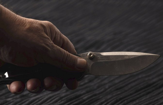 Auf die Bedrohung mit dem Messer reagierte der junge Mann mit Pfefferspray.  (Symbolbild)<span class='image-autor'>Foto: IMAGO/Future Image/Burkhard Schubert</span>