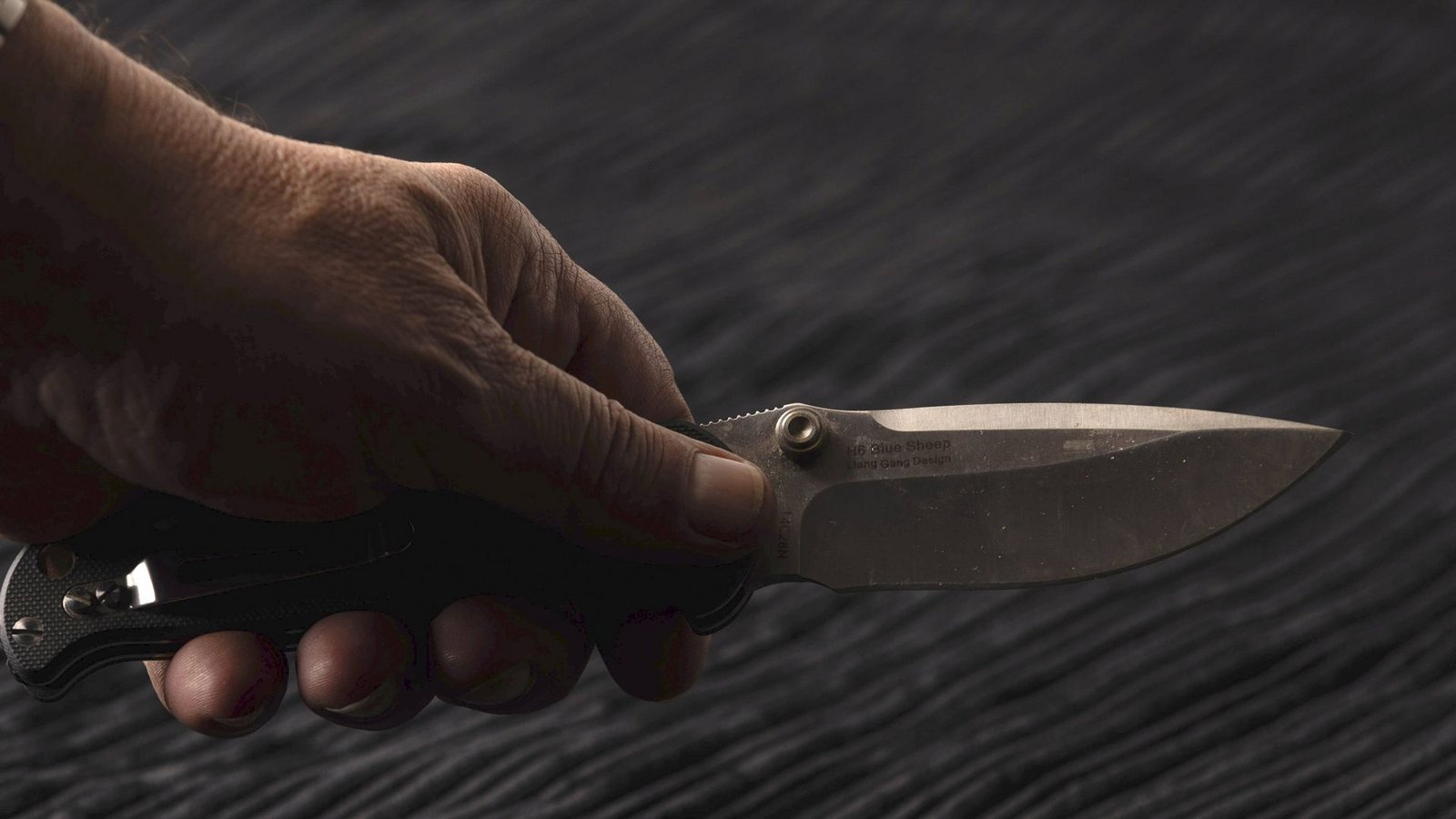 Auf die Bedrohung mit dem Messer reagierte der junge Mann mit Pfefferspray. (Symbolbild)Foto: IMAGO/Future Image/Burkhard Schubert Auf die Bedrohung mit dem Messer reagierte der junge Mann mit Pfefferspray. (Symbolbild)Foto: IMAGO/Future Image/Burkhard Schubert